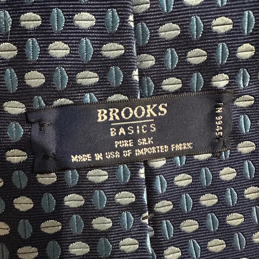 Brooks Brothers Basics Silk‎ Tie Mens Navy Blue Geometric Oval Made in USA